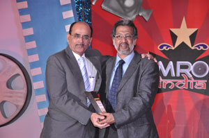 Mr. M N Rajgopal, Executive Director (Engineering) receiving the Best Airline MRO in India Award from Mr. Ravi Menon, Director, Airworks India