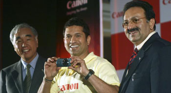 Indian cricket icon Sachin Tendulkar flanked by President and CEO Canon India Kensaku Konishi and Senior Vice President Alok Bharadwaj 