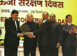 Iffco Paradeep Executive Director M R Patel receiving National Energy Conservation Award 2009 from Union Power Minister Shushil Kumar Shinde in New Delhi