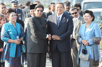 The President of the Republic of Indonesia, Dr. H. Susilo Bambang Yudhoyono, being received by the Minister of State for External Affairs, Mr E. Ahamed, on his arrival, at the Air Force Station Palam, in New Delhi on January 24, 2011.
