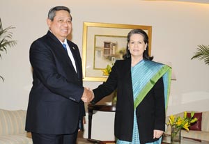 The Chairperson, National Advisory Council, Mrs Sonia Gandhi, meeting the President of the Republic of Indonesia, Dr. H. Susilo Bambang Yudhoyono, in New Delhi on January 25, 2011