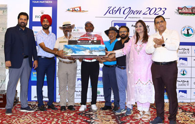 Champion Om Prakash Chouhan (4th from left) receives the trophy from Amarjeet Singh, Special Secretary to Government, J&K Tourism Department (2nd from left), Ms. Sunaina Sharma Mehta, Joint Director, Tourism, Jammu (2nd from right) and Manav Gupta, Secretary, Jammu Tawi Golf Course (3rd from right)