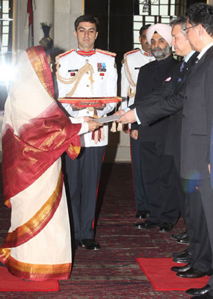 Kazakh Ambassador Doulat Kuanyshev presenting credentials to the President of India, Mrs Pratibha Patil.