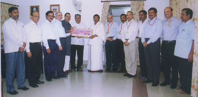 KRIBHCO Vice-Chairman Dr. Chandra Pal Singh and KRIBHCO Managing Director B. D. Sinha presented a dividend cheque of Rs 37.78 crore to Union Minister for Chemicals & Fertilizers M.K. Alagiri