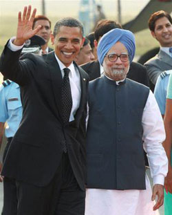 Manmohan Singh receiving Obama at Delhi airport