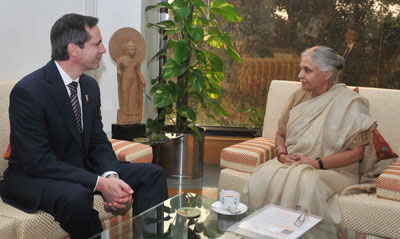 Ontario Premier Dalton McGuinty,Minister of Economic Development and Trade Sandra Pupatello and Canadian High Commissioner Joseph Caron with New Delhi's Chief Minister Shiela Dikshit in New Delhi on December 7, 2009