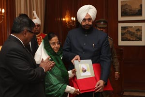 President Pratibha Patil releasing a book on Dr Iqbal Singh