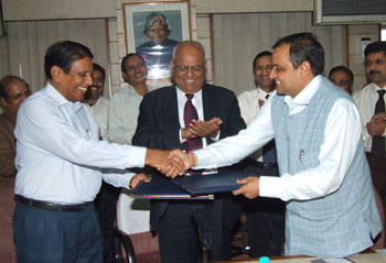 Mr. G. Ojha, Director (Personnel), SAIL (left) and Mr. Manoj Gaur, Executive Chairman , Jaiprakash Associates Ltd. (right) signing the JV in presence of Mr. S.K. Roongta, Chairman, SAIL (centre).