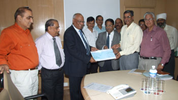 SAIL Chairman S.K Roongta (3rd from left) receiving the interim dividend cheque from  R.C. Shrivastav, Chairman,  NSPCL and Director (HR), NTPC (2nd from right - 1st row)