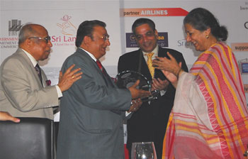 Subhash Goyal receiving award from Tourism Minister Ambika Sonia