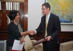 Indian Foreign Secretary Nirupama Rao and French Ambassador in India Jérôme Bonnafont shake hands after exchanging the approval of cooperation agreement