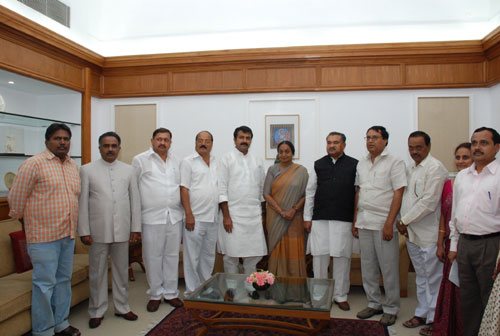 Karnataka Legislature Library Committee legislatures with the Lok Sabha Speaker Meira Kumar at the Parliament House