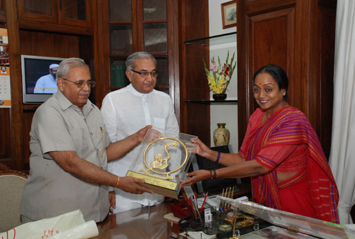 The Speaker of Rajasthan Legislative Assembly, Mr Deependra Singh Shekhawat, and the Speaker of Uttarakhand Legislative Assembly, Mr Harbans Kapoor, presenting a memento to Lok Sabha Speaker, Mrs Meira Kumar, when they called on her in Parliament House on June 9, 2009.