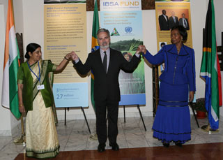 Ms. Sushma Swaraj, Ambassador Luiz Alberto Figueiredo Machado, and Ms. Maite Nkoana-Mashabane